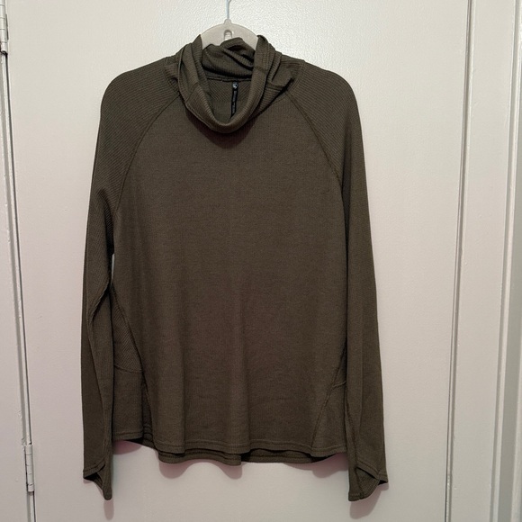 KUHL Womens Thermal Turtleneck Flowy Olive Green Top Outdoor Activewear Size XL - Picture 2 of 8